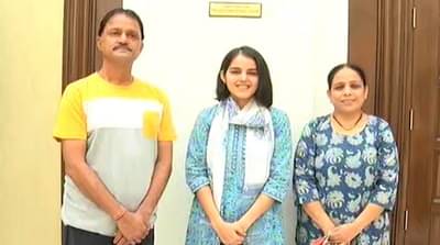 वडील LIC एजंट, आई गृहिणी, 4 वर्ष जीवतोड मेहनत, लातूरच्या लेकीसमोर यशाने पिंगा घातला, 21 व्या वर्षी UPSC क्रॅक!