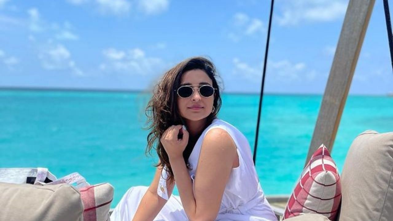 बॉलिवूडची सुंदर अभिनेत्री परिणीती चोप्रा सध्या तिच्या संपूर्ण कुटुंबासह मालदीवची सफर करते आहे. ती सतत तिचे सुंदर फोटो सोशल मीडियावर शेअर करत असते. पाहूयात तिची अतिशय खास फोटो.