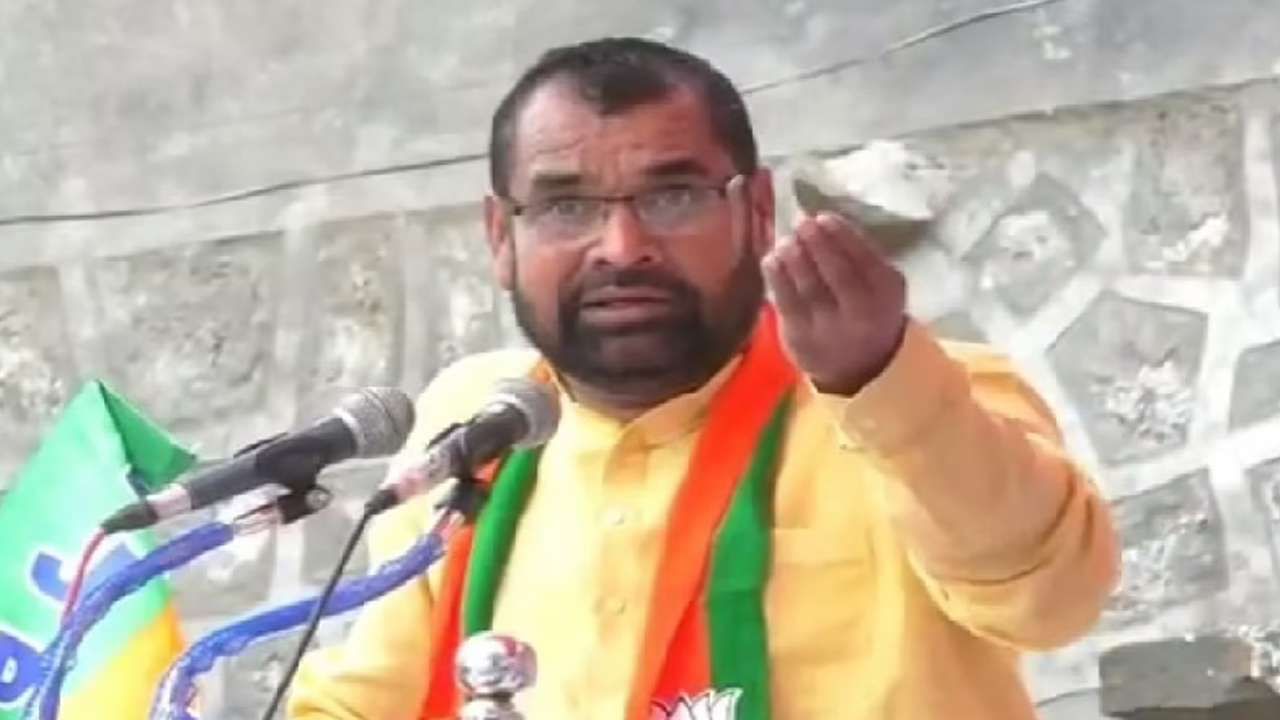 दिल्लीत जाऊन साखर सम्राटांनी लॉबिंग केलं, सदाभाऊंचा आरोप; शरद पवारांवर जोरदार हल्लाबोल दिल्लीत जाऊन साखर सम्राटांनी लॉबिंग केलं, सदाभाऊंचा आरोप; शरद पवारांवर जोरदार हल्लाबोल