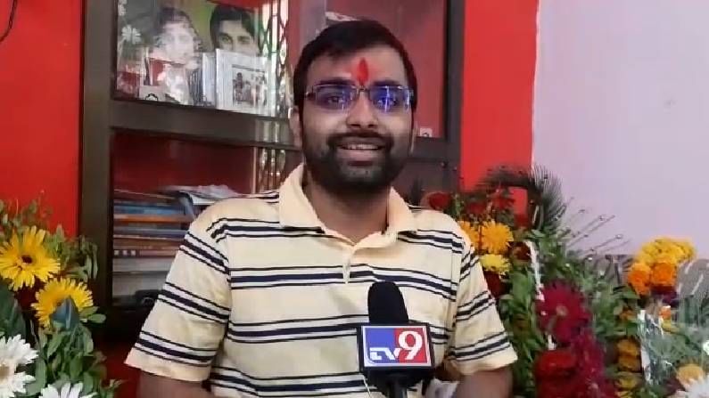 क्लास-बिसची भानगड नाय, बसल्या बैठकीला 10 तास अभ्यास, UPSC चं चक्र परळीच्या 'अभिमन्यू'ने सहज भेदलं! क्लास-बिसची भानगड नाय, बसल्या बैठकीला 10 तास अभ्यास, UPSC चं चक्र परळीच्या 'अभिमन्यू'ने सहज भेदलं!