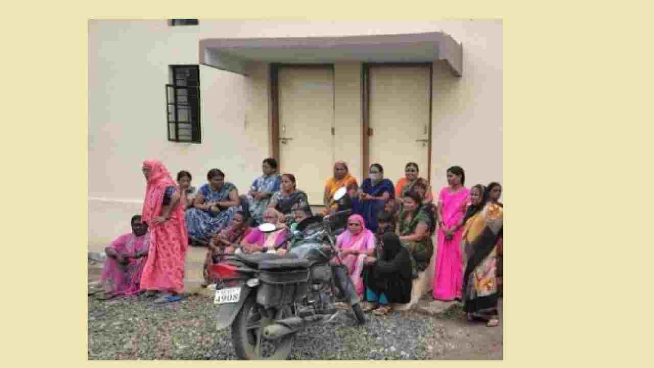 वीजेच्या लपंडावामुळे घरगुती उपकरणे जळाली, लासूरमध्ये महिलांचा महावितरण कार्यालयावर मोर्चा वीजेच्या लपंडावामुळे घरगुती उपकरणे जळाली, लासूरमध्ये महिलांचा महावितरण कार्यालयावर मोर्चा
