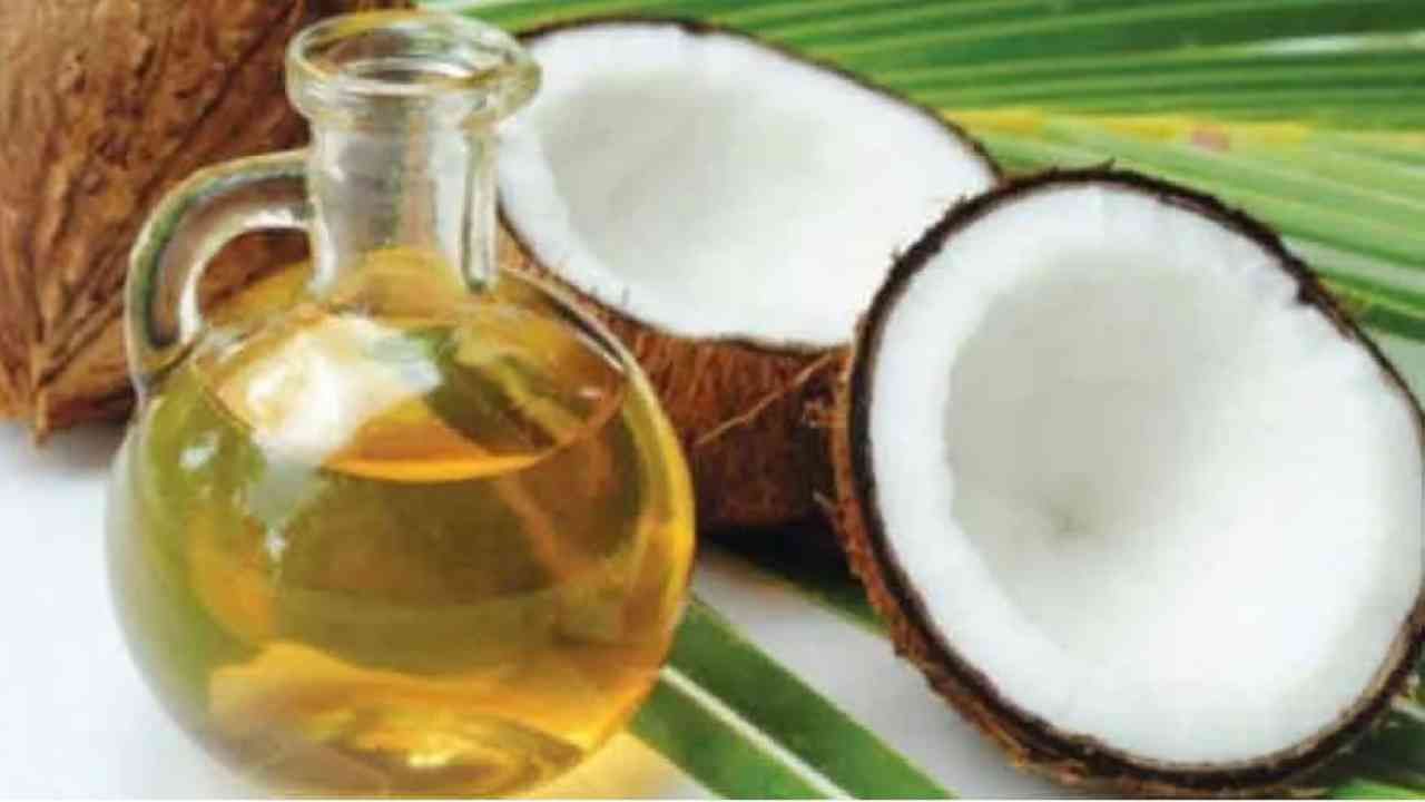 Coconut Oil Benefits : चमकदार त्वचेसाठी अशाप्रकारे वापरा खोबरेल तेल