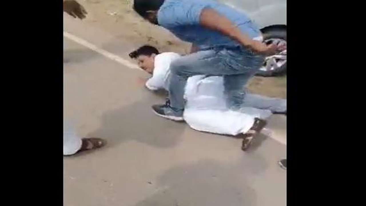 VIDEO: भाजप खासदाराला काँग्रेस कार्यकर्त्यांची पाठलाग करून मारहाण, रस्त्यावर पाडून लाथाबुक्क्या घातल्या; उत्तर प्रदेशात खळबळ
