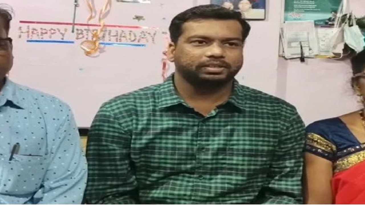 आधी 3 गुणांनी संधी हुकली, आता 466 रँक, कोणताही क्लास न लावता यवतमाळच्या श्रीकांत मोडकने करुन दाखवलं ! आधी 3 गुणांनी संधी हुकली, आता 466 रँक, कोणताही क्लास न लावता यवतमाळच्या श्रीकांत मोडकने करुन दाखवलं !