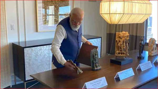पंतप्रधान नरेंद्र मोदी रविवारी अमेरिका दौऱ्याहून भारतात परतरणार आहेत. अमेरिकेत त्यांनी अनेक व्यक्तींच्या भेटीगाठी घेतल्या. यावेळी अनेकांनी त्यांना भेटवस्तू दिल्या.