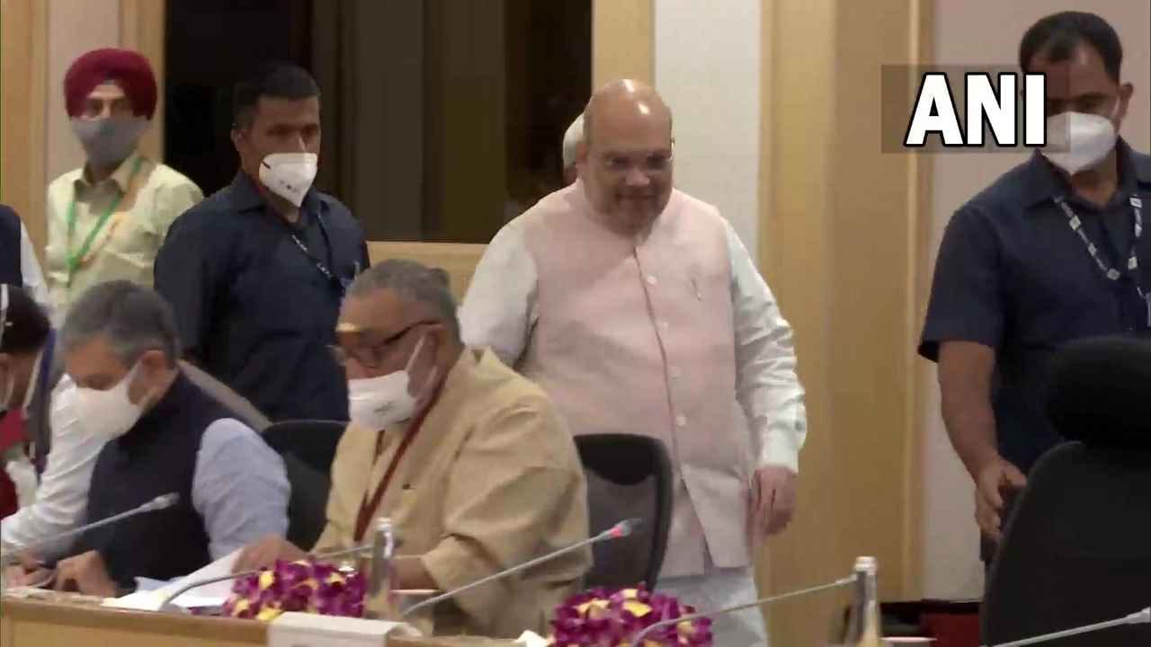 केंद्रीय गृह मंत्रालयाची नक्षलग्रस्त राज्यांतील मुख्यमंत्र्याशी आज दिल्लीत बैठक होते आहे. राज्यांतील नक्षलग्रस्त भागांतील विकास कामांची सद्यस्थिती आणि रखडलेल्या बाबींवर चर्चा बैठकीत होत आहे. गृहमंत्री अमित शाह यांच्या अध्यक्षतेखाली ही बैठक सुरु आहे. महाराष्ट्राचे मुख्यमंत्री उद्धव ठाकरे हेसुद्धा या बैठकीला उपस्थित  आहेत.
