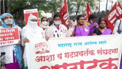 पोटतिडकीने काम करुनही मानधन अपुरं का? आशा कार्यकर्त्यांचं नाशिक जिल्हाधिकारी कार्यालयासमोर आंदोलन