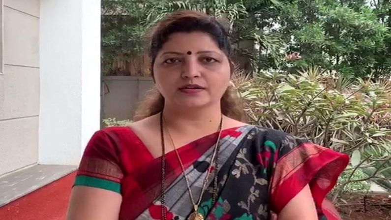 भाजप आमदाराची महिला अधिकाऱ्याला शिवीगाळ, चाकणकर भडकल्या, म्हणाल्या, 'हा माज तुमच्या घरी दाखवा' भाजप आमदाराची महिला अधिकाऱ्याला शिवीगाळ, चाकणकर भडकल्या, म्हणाल्या, 'हा माज तुमच्या घरी दाखवा'