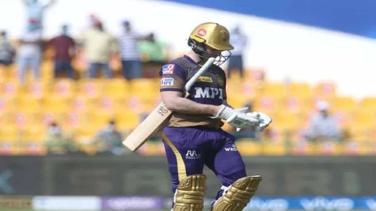आयपीएलच्या (IPL 2021) 38 व्या सामन्यात चेन्नई सुपर किंग्सने (CSK) कोलकाता नाईट रायडर्सना (KKR) दोन विकेट्सने पराभूत केलं. चेन्नईने हा शानदार विजय मिळवला. पण यावेळी थोडक्यात हातातून सामना गमाववा लागल्याने केकेआरचे चाहते कमालीचे नाराज आहेत. तसेच या सर्वासाठी कुठेतरी कर्णधार इयॉन मॉर्गनही (Eoin Morgan) जबाबदार असल्याची प्रतिक्रियाही आता समोर येत आहे. त्यामुळे जगातील अव्वल क्रिकेटपटू केकेआर संघासाठी मात्र खास कामगिरी करत नसल्याचे दिसून येत आहे.