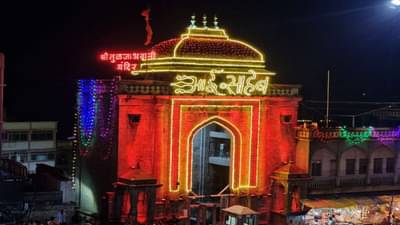 तुळजाभवानी देवीचे मंदिर आकर्षक रोषणाईने उजळले, आई साहेब आणि आई राजा उदो उदोची रोषणाई, भक्तांची पाहण्यास गर्दी