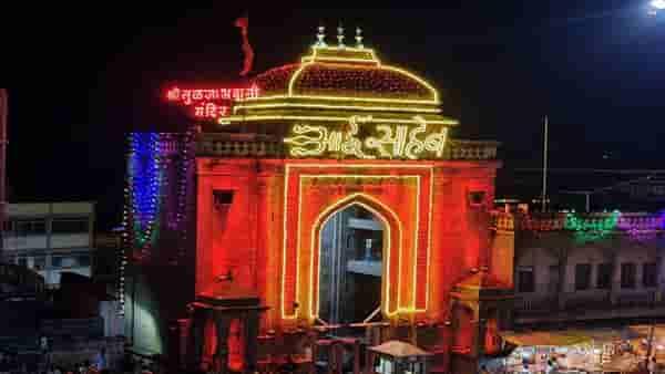 तुळजाभवानी देवीचे मंदिर आकर्षक रोषणाईने उजळले, आई साहेब आणि आई राजा उदो उदोची रोषणाई, भक्तांची पाहण्यास गर्दी