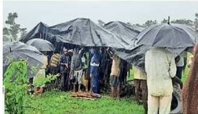 मरणानेही छळले होते! नाशिक जिल्ह्यात स्मशानभूमी नसल्याने ताडपत्री धरून तरुणावर अंत्यसंस्कार