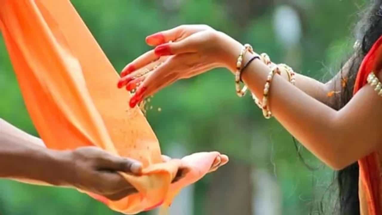 Rules for donation : दानधर्माचाही असतो नियम, ते करताना या गोष्टींची घ्या काळजी