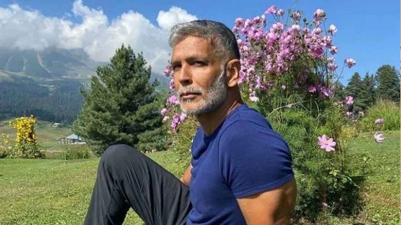 Milind Soman | तब्बल 26 वर्षानंतर मिलिंद सोमण पुन्हा रॅम्प अवतरला, अभिनेत्याच्या लूक पाहून मलायका झाली अवाक्!