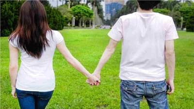 गली मे मारे फेरेsss बॉयफ्रेंडला पाहण्यासाठी आतूर गर्लफ्रेंड, मैत्रिणींसोबत बसत होती टेरेसवर.. काय झालं पुढे?