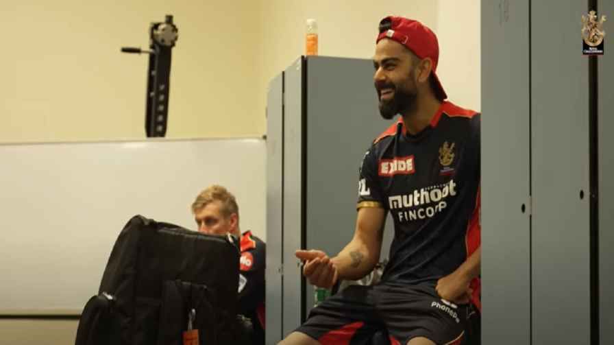 IPL 2021: आरसीबीच्या दमदार विजयानंतर ड्रेसिंग रुममध्ये सर्व आनंदी, एबी डिव्हिलीयर्सने केली विराटची नकल, पाहा VIDEO IPL 2021: आरसीबीच्या दमदार विजयानंतर ड्रेसिंग रुममध्ये सर्व आनंदी, एबी डिव्हिलीयर्सने केली विराटची नकल, पाहा VIDEO