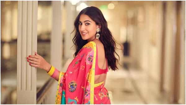 सारा अली खान सोशल मीडियावर खूप सक्रिय आहे आणि तिचे बरेच फोटो आणि व्हिडीओ शेअर करते. सामान्यतः तिचे ग्लॅमरस फोटो शेअर करणाऱ्या साराने आता साडीमध्ये तिचे फोटो शेअर केले आहेत. हे फोटो शेअर करण्याबरोबरच तिनं लिहिले होते, महिला साड्यांमध्ये नेहमी सुंदर दिसतात.