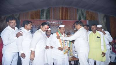 पंकजा मुंडेंना मोठा धक्का! वैद्यनाथ कारखान्याच्या उपाध्यक्षांसह 5 संचालकांचा राष्ट्रवादीत प्रवेश