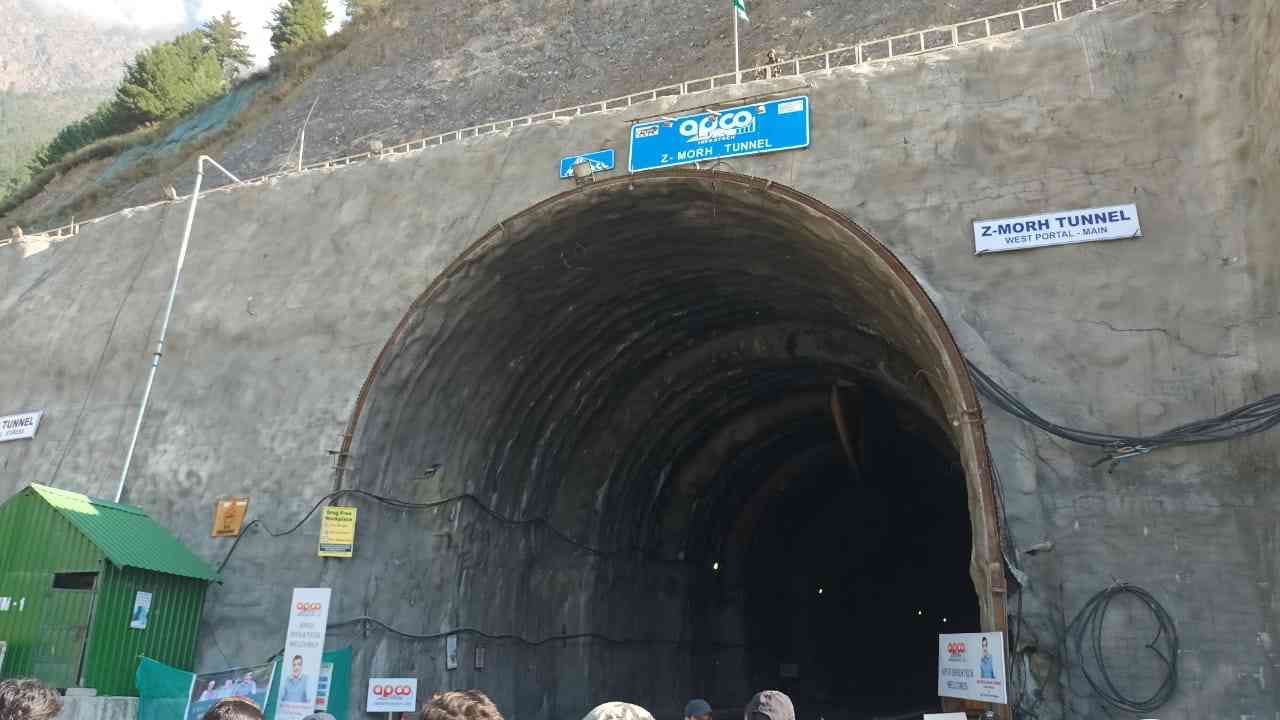 नितीन गडकरी यांनी आशियातील सर्वात मोठा बोगदा झेड-मोर ( Z-Mohr ) बोगद्याच्या कामाचा आढावा घेतला ते जोजिला बोगदा (zojila tunnel) या कामांच्या आढावा घेतील.   