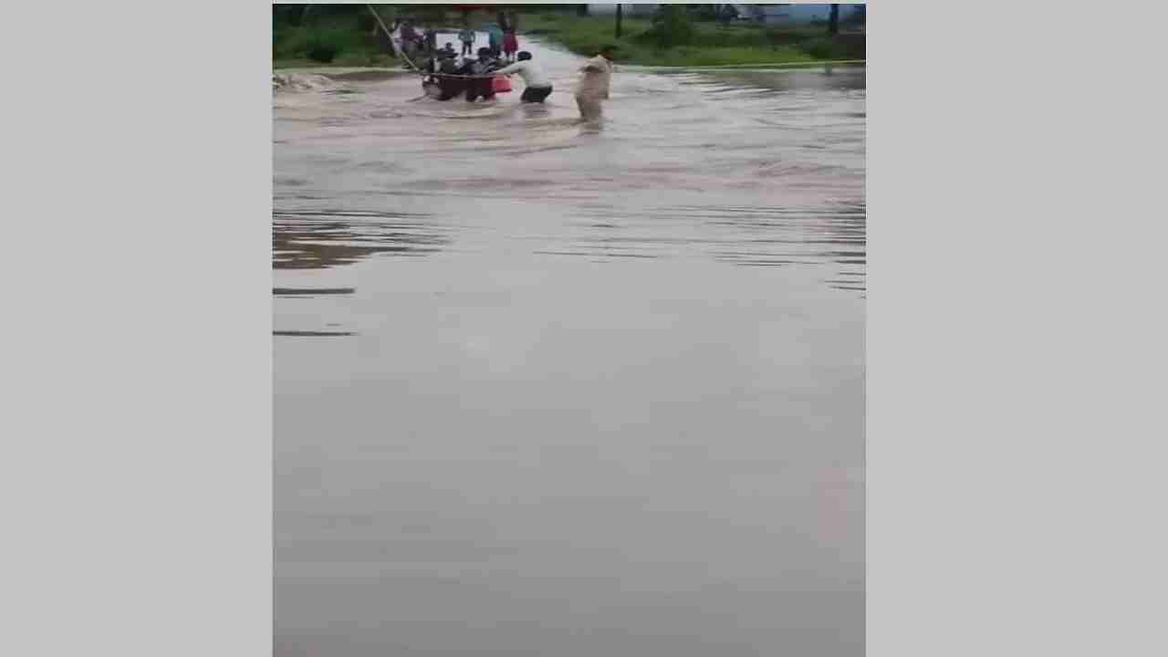 सोमवारी रात्री झालेल्या मुसळधार पावसामुळे अंजना नदीला आलेल्या पुरामुळे पिशोर येथील रामेश्वर वस्तीवर जाण्यासाठी जीवघेणा प्रवास करावा लागत आहे. नदीवर एक दोरखंड बांधण्यात आला आहे. त्या दोर खंडास पकडून शेतकऱ्यांना ये-जा करावी लागत आहे.  आज सकाळी दोरखंड पकडलेले असताना एक जण वाहून जात होता. मात्र आजूबाजूच्या नागरिकांनी त्याला वाचवले. त्याामुळे मोठी दुर्घटना टळली. 