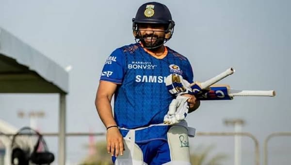 आयपीएलमधील (IPL) सर्वात यशस्वी संघ मुंबई इंडियन्स (Mumbai Indians) यांचा आजचा पंजाब किंग्स विरुद्धचा सामना त्यांच्यासाठी अत्यंत महत्त्वाचा असणार आहे. दुसरे पर्व सुरु झाल्यापासून सलग तीन सामने पराभूत
झाल्यामुळे आजचा सामना जिंकण त्यांच्यासाठी अनिवार्य आहे. दरम्यान संघाचा कर्णधार रोहित शर्मा (Rohit Sharma) याच्याकडे संघाला जिंकवण्यासह एका विक्रमाला गवासणी घालण्याची संधी देखील आहे. आजच्या सामन्यात दोन षटकार खेचताच रोहित टी20 मध्ये 400 षटकार पूर्ण करेल. यासोबतच तो सर्वाधिक टी20 षटकार लगावणाऱ्यांमध्ये आठव्या स्थानावरुन सातव्या स्थानावर जाऊ शकतो. 399 षटकार ठोकणाऱ्या
ऑस्ट्रेलियाच्या एरॉन फिंचला तो मागे टाकू शकतो. रोहितने आतापर्यंत 352 सामन्यात 398 षटकार ठोकले आहेत.