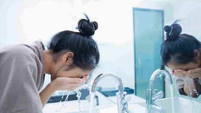 Skin Care Tips : तेलकट त्वचेची समस्या दूर करण्यासाठी हे होममेड फेस वॉश वापरुन पाहा!