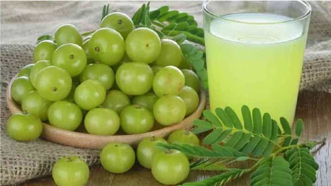 Weight Loss Tips : वजन कमी करण्यासाठी आवळ्याचा रस अत्यंत फायदेशीर!