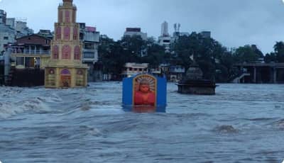 गोदावरी नदीला वर्षातला तिसरा पूर; नाशिकमध्ये दुतोंड्या मारुतीच्या कमरेपर्यंत पाणी
