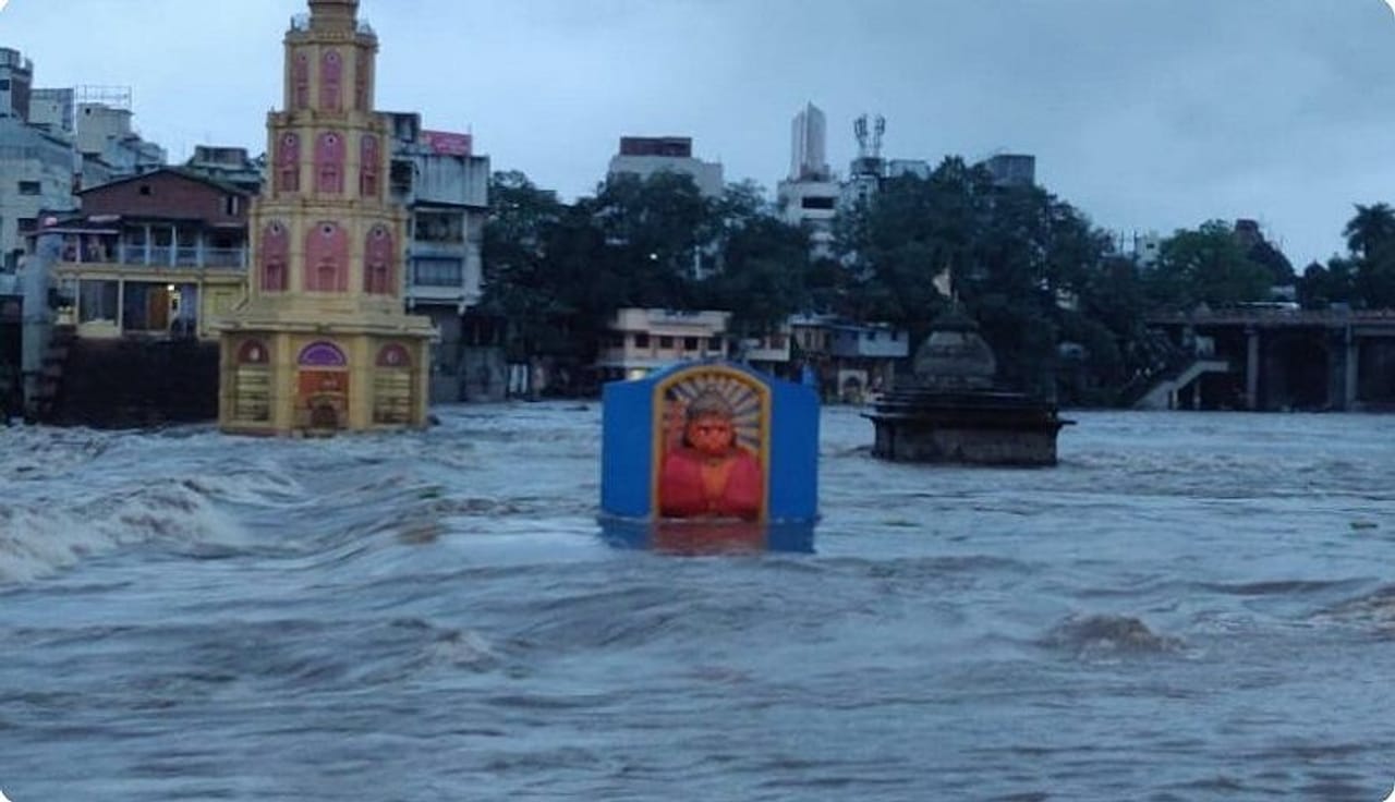 नाशिक शहर अन् जिल्ह्यात मुसळधार; गोदावरीला पूर, दुतोंड्या मारुतीच्या कमरेपर्यंत पाणी तर धरणांमधून मोठा विसर्ग सुरू