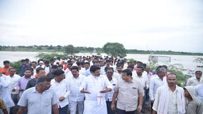 शेतकऱ्यांना सरसकट नुकसानभरपाई मिळावी यासाठी पाठपुरावा करणार, धनंजय मुंडेंची ग्वाही