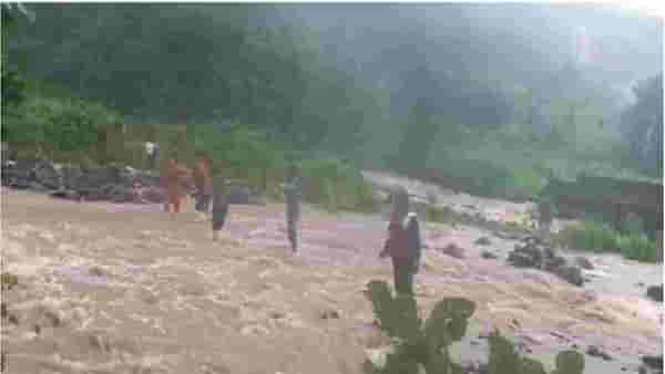 खोपोलीतील झेनिथ धबधब्यात तीन पर्यटक वाहून गेले; आठ वर्षाचा चिमुरडा बेपत्ता
