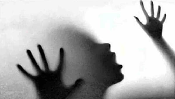 बेडवरुन महिला रुग्ण गायब, सुरक्षा रक्षकानं बाथरुमची झडती घेतली तर धक्कादायक घटना उघड