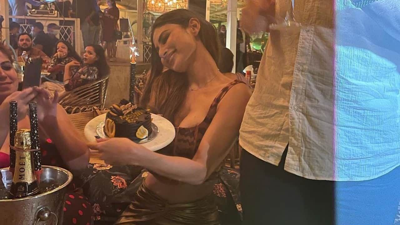 एका फोटोमध्ये मौनी तिचा केक हातात धरून बसली आहे आणि खूप गोंडस चेहरा बनवत आहे. हा एका कॅफेमधील फोटो आहे. जिथे तिच्या आजूबाजूला बरेच लोक दिसत आहेत.