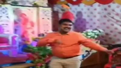 Video: अजून एका डान्सिंग अंकलचे ठुमके सोशल मीडियावर व्हायरल, लोक म्हणाले, व्हिडीओ पाहून सगळं टेन्शन विसरलो!