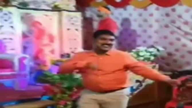 Video: अजून एका डान्सिंग अंकलचे ठुमके सोशल मीडियावर व्हायरल, लोक म्हणाले, व्हिडीओ पाहून सगळं टेन्शन विसरलो!