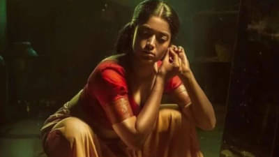 पुष्पा चित्रपटातील रश्मिका मंदनाचा पहिला लूक प्रदर्शित, अभिनेत्रीचा अवतार पाहून चाहतेही झाले अवाक्!