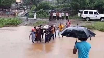 पावसाच्या पाण्याने पाय घसरुन पडला, रस्ता नसल्याने तीन फूट पाण्यातून अंत्ययात्रा निघाली