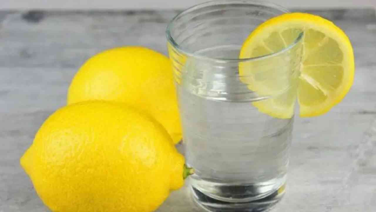Health Tips : झोपण्यापूर्वी दररोज एक ग्लास कोमट पाण्यात लिंबू पिळून प्या, फायदे जाणून आश्चर्य वाटेल!