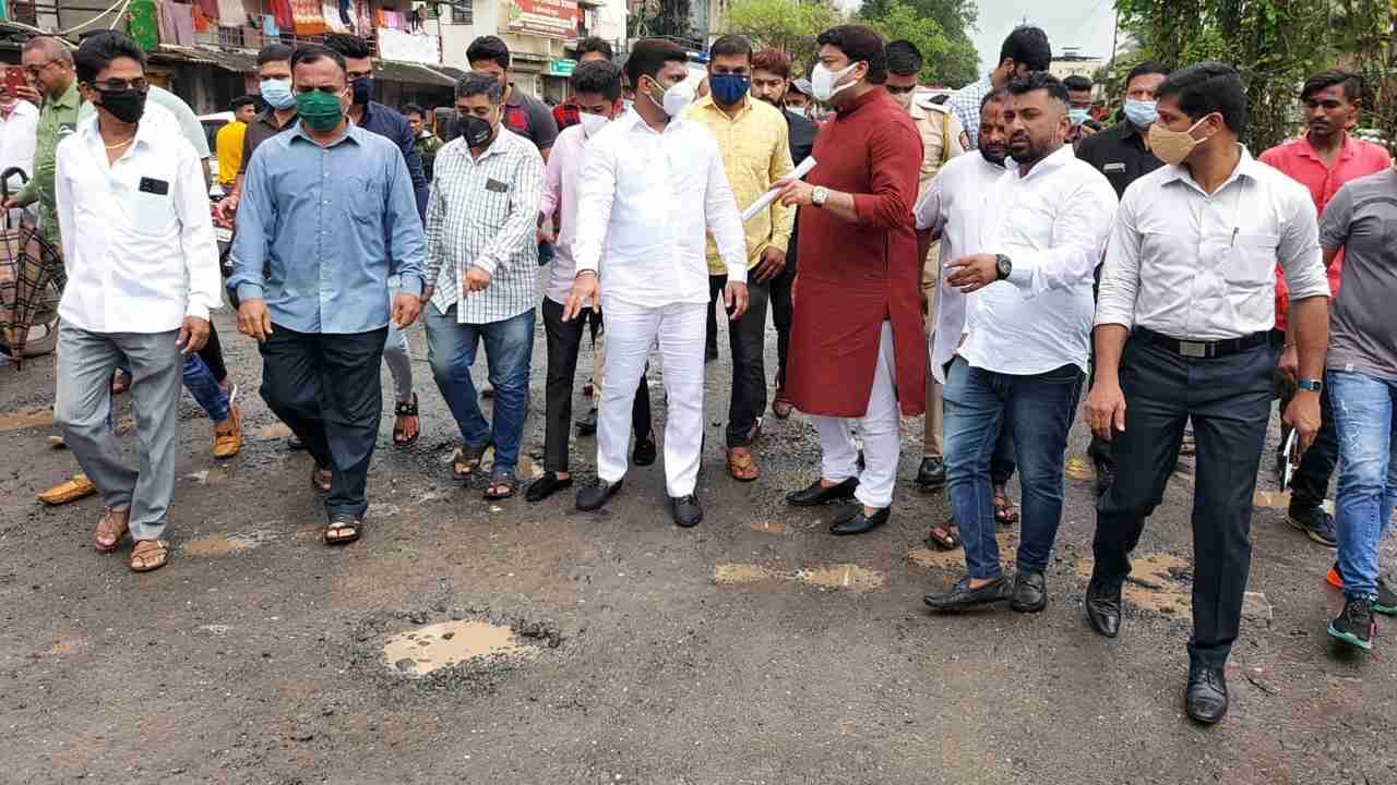 कल्याणमधील खड्डे भरा नाही तर तुम्हालाच खड्ड्यात भरू; मनसे आमदार राजू पाटील संतप्त