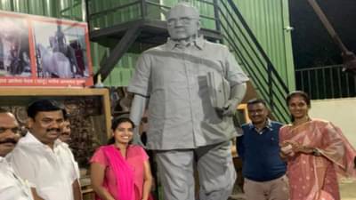 पुण्यात साकारला जातोय शरद पवारांचा पुतळा, सुप्रिया सुळेंकडून शिल्पकाराचं कौतुक