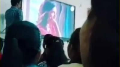 Video: LED वर शिकवायला गेले आणि रोमॅन्टिंक गाणं सुरु झालं, पोरांचा शाळेच्या वर्गातला दंगा सोशल मीडियावर व्हायरल