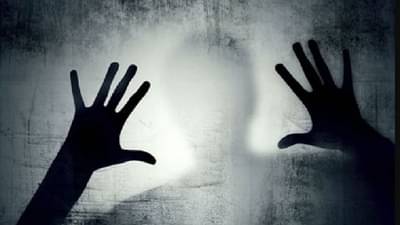 अनैतिक संबंधांचा संशय, 50-60 जणांच्या टोळक्याने महिला आणि तरुणाला निर्वस्त्र करत गावात फिरवलं