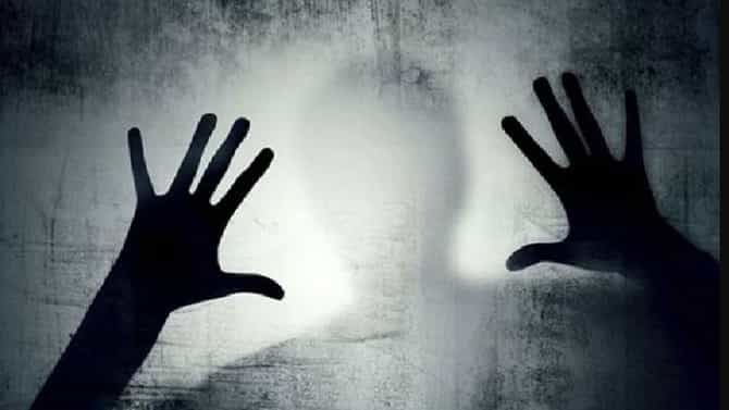 अनैतिक संबंधांचा संशय, 50-60 जणांच्या टोळक्याने महिला आणि तरुणाला निर्वस्त्र करत गावात फिरवलं