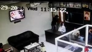 फी माफीसाठी स्वतःचं डोकं आपटून घेणाऱ्या विद्यार्थ्यावरही गुन्हा, परस्परविरोधी गुन्हे दाखल झाल्याने प्रकरण गुंतागुंतीचं