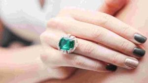 पाचू रत्न धारण केल्यामुळे तुम्हाला दिसतील हे शुभ परिणाम; सविस्तर जाणून घ्या विधी आणि नियम