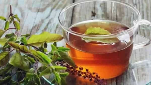 वाढलेले वजन कमी करण्यासाठी हर्बल टी अत्यंत फायदेशीर असते. आपले वजन झटपट कमी करण्यासाठी आपण दररोज हर्बल टीचे सेवन केले पाहिजे. तुळशीचा चहा तयार करण्यासाठी तुळशीची पाने महत्वाची आहेत. एका अभ्यासानुसार, तुळस ताण आणि चिंता कमी करण्यासाठी फायदेशीर आहे. विशेष म्हणजे दररोज तुळशीचा चहा पिल्याने आपले वजन झटपट कमी होते.