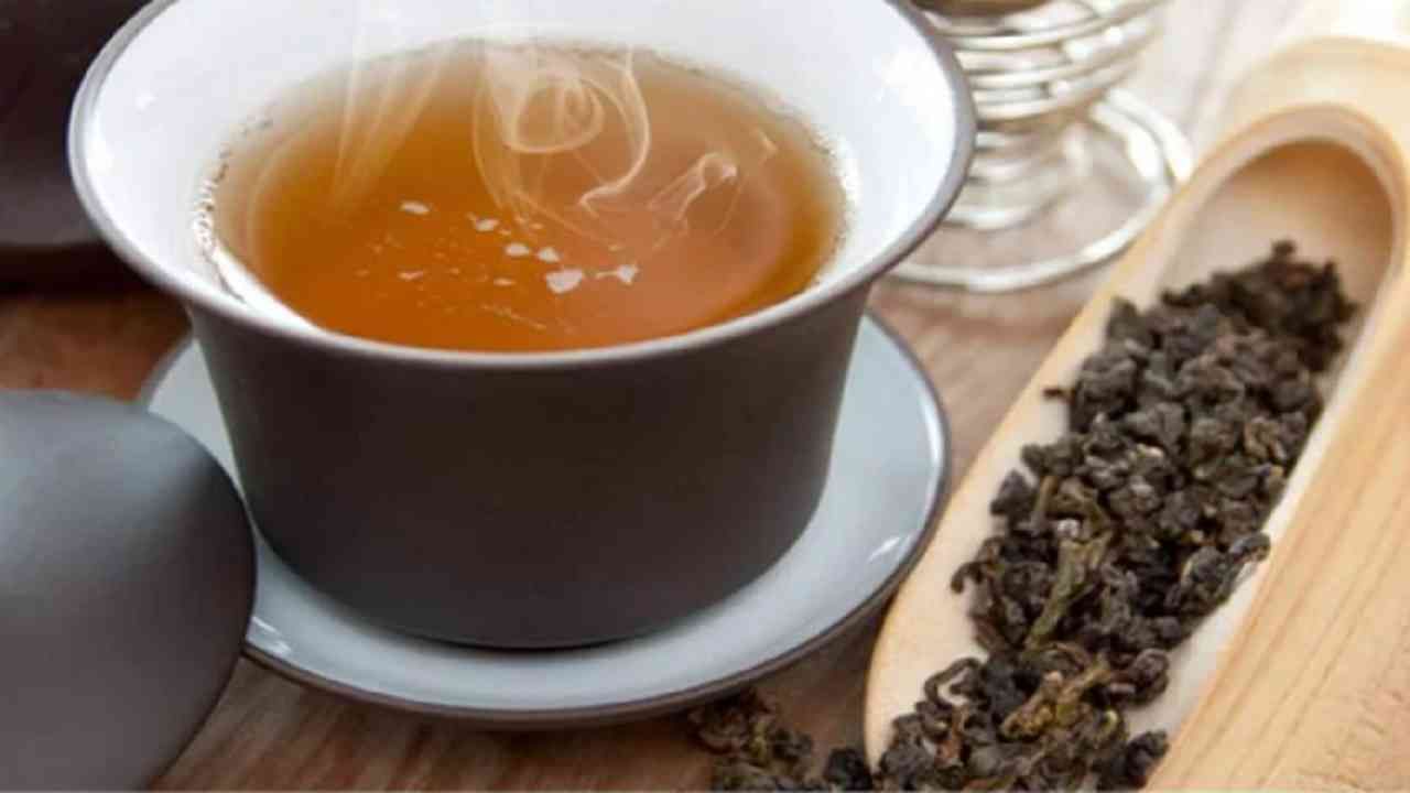 ओलोंग चहा - हा चहा अनेक आरोग्यदायी घटकांने समृद्ध आहे. रक्तदाब नियंत्रित करण्यासाठी वजन कमी करण्यासाठी आणि झोप सुधारण्यासाठी हे फायदेशीर आहे.