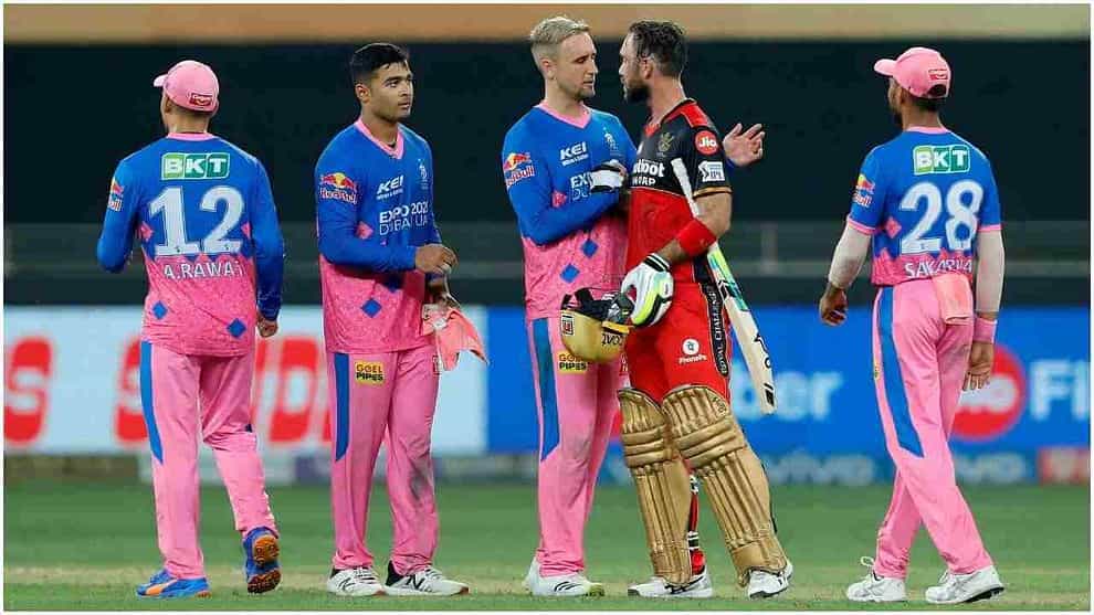 रॉयल चॅलेंजर्स बंगळुरूने राजस्थान रॉयल्सचा 7 विकेट्सने पराभव करत प्लेऑफच्या शर्यतीत आपले स्थान पक्के केले आहे. बुधवारी दुबईत खेळल्या गेलेल्या सामन्यात विराट कोहलीच्या चॅलेंजर्सनी 17 चेंडू राखून सामना जिंकला. प्रथम फलंदाजी करताना राजस्थानने बंगळुरूला 150 धावांचे लक्ष्य दिले. प्रत्युत्तरादाखल बंगळुरूने ते 17.1 षटकांत पूर्ण केले. बंगळुरूच्या या विजयात युजवेंद्र चहल सामनावीर ठरला. मात्र, त्यांच्या विजयाची अनेक कारणे होती.