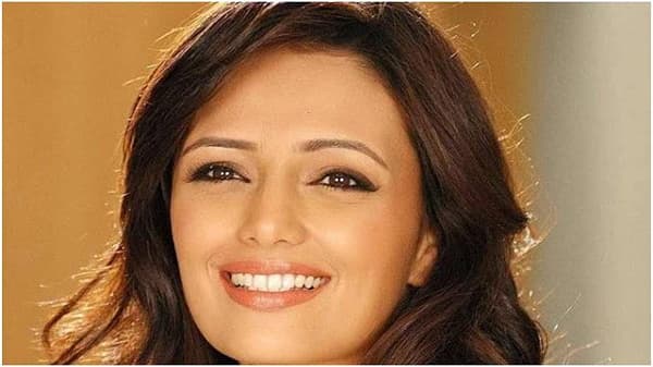 रोशनी चोप्राने टीव्ही आणि चित्रपटांमध्ये काम केलं आहे. रोशनीने 2004 मध्ये लेट्स एन्जॉय या चित्रपटाद्वारे अभिनय क्षेत्रात पदार्पण केले. यानंतर ती ब्रह्मा चित्रपटात दिसली. मात्र, तिच्या या चित्रपटांना प्रेक्षकांचा फारसा प्रतिसाद मिळाला नाही.