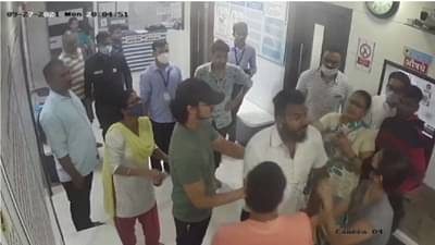 आजीचा उपचारादरम्यान मृत्यू, दारु पिऊन नातवाचा पुण्यातील रुग्णालयात राडा, डॉक्टरांना मारहाण